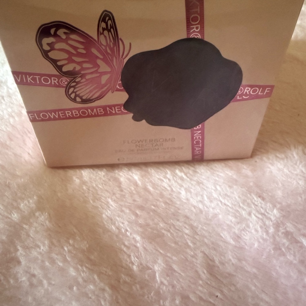 Viktor & Rolf Flowerbomb Nectar in Pink and Cream
